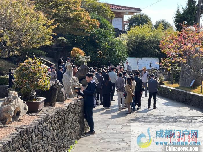 图为当地时间15日，参会代表参观“思索之苑”。　刘旭 摄